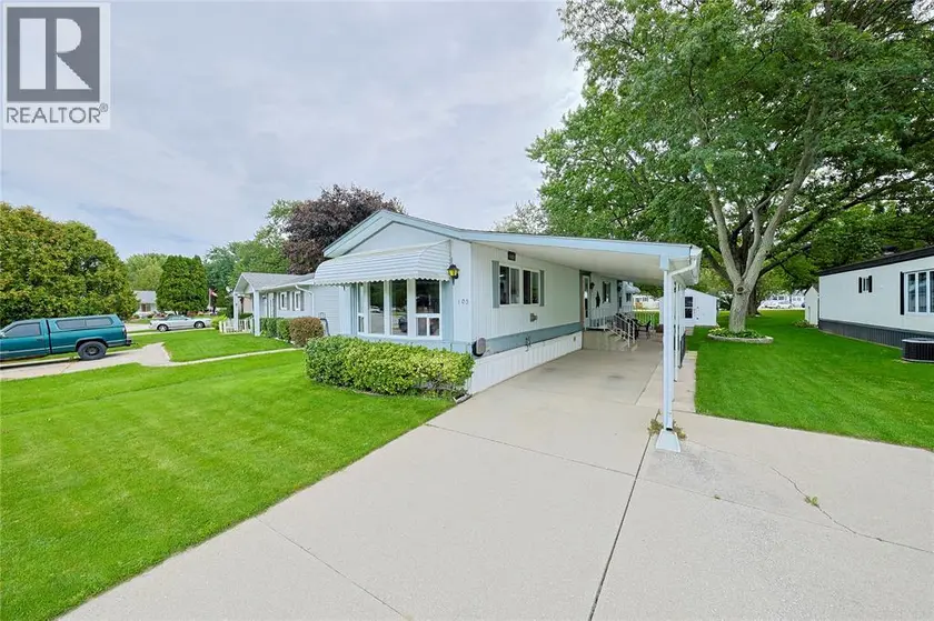 Detached at 1940 London LINE Unit# 105, Sarnia