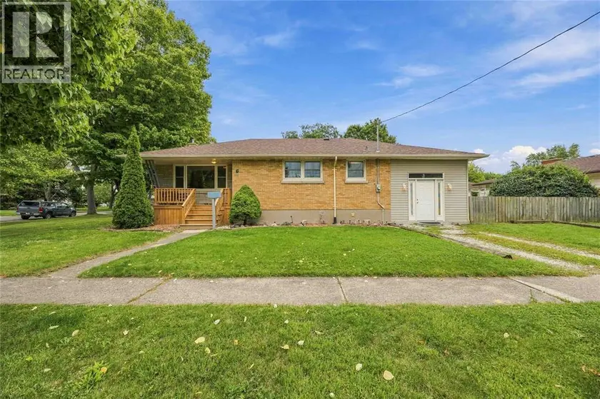 Detached at 6 MASSEY CRESCENT, Sarnia