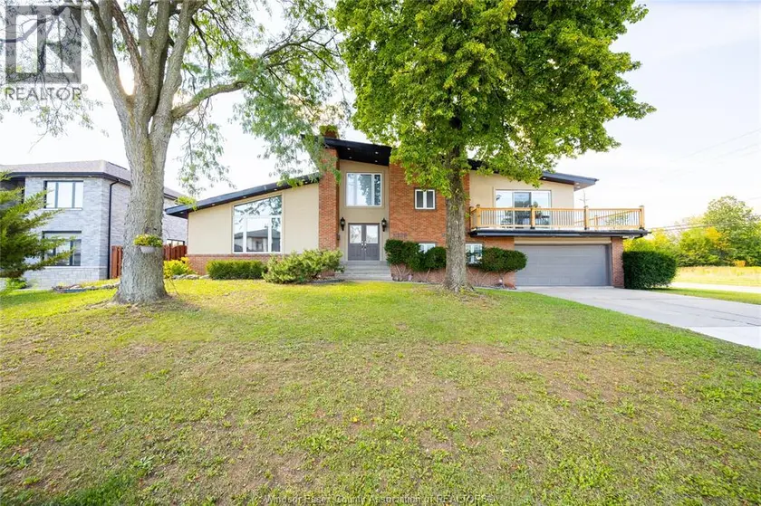 Detached at 2405 ROXBOROUGH BOULEVARD, Windsor