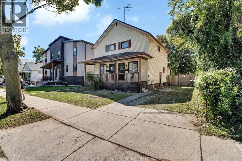 Detached at 923-925 CALIFORNIA AVENUE, Windsor