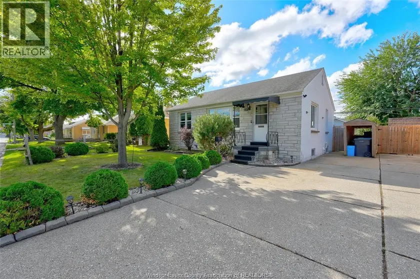 Detached at 1449 REDWOOD AVENUE, Windsor
