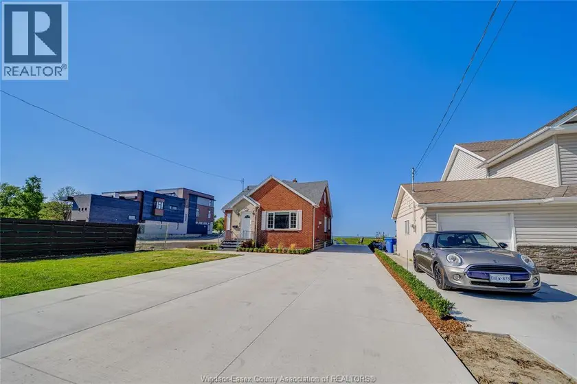 Detached at 13902 RIVERSIDE DRIVE, Tecumseh