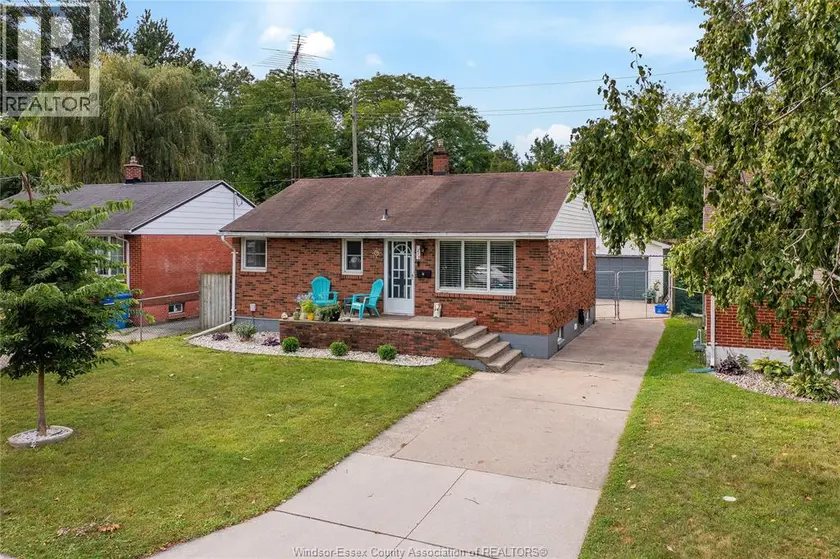 Detached at 1215 CHAPPELL, Windsor