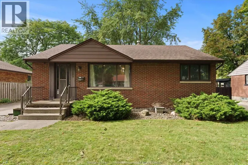 Detached at 3189 MCKAY, Windsor