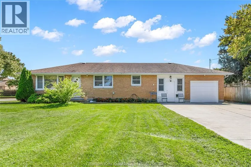Detached at 410 MCNAUGHTON AVENUE East, Chatham