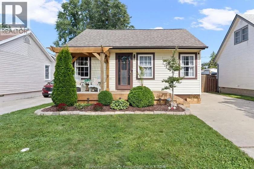 Detached at 1734 WESTCOTT, Windsor