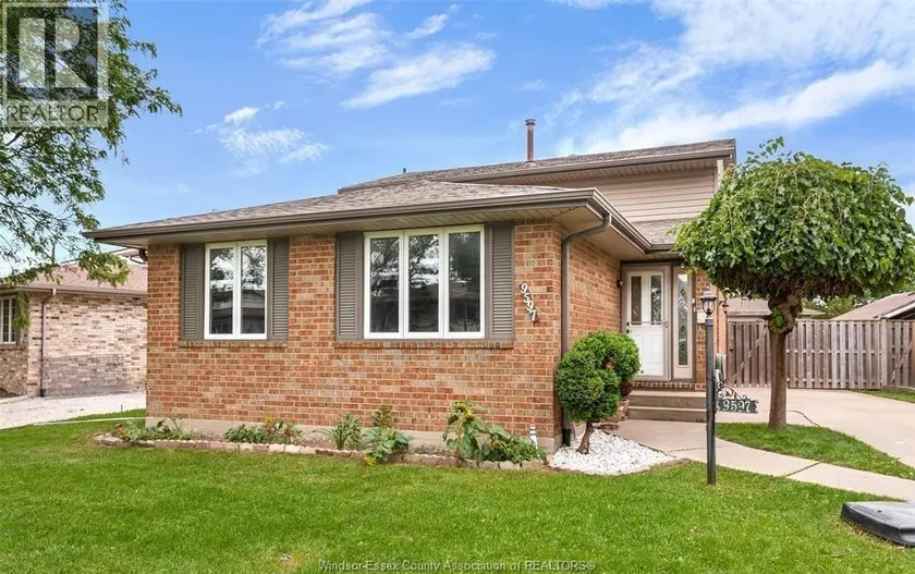 Detached at 9597 AVERY LANE Unit# UPPER, Windsor