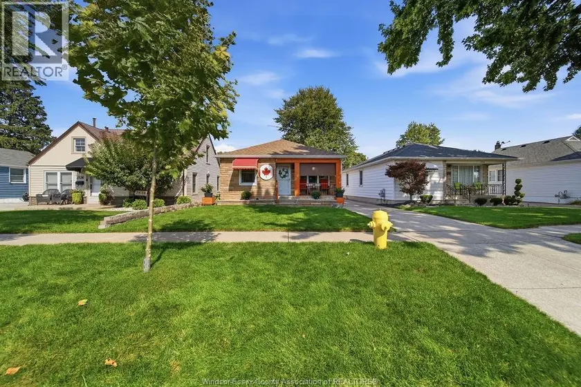 Detached at 2540 CHANDLER, Windsor