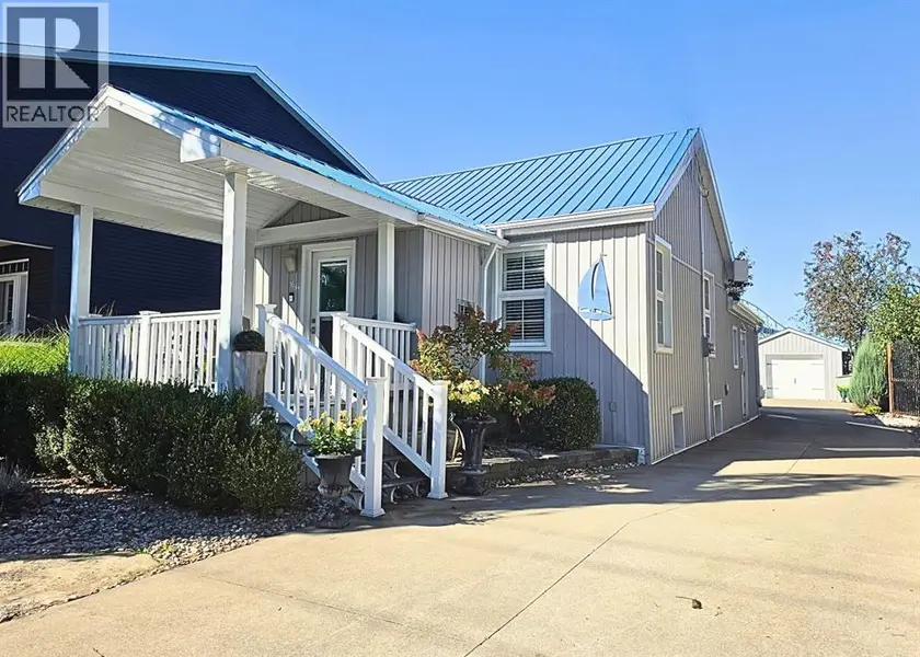 Detached at 16 Fort STREET, Point Edward