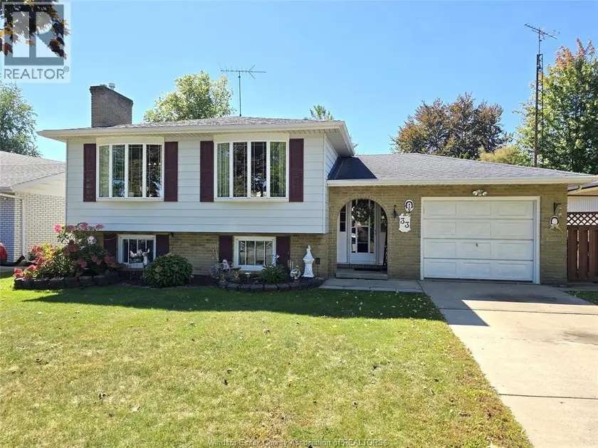 Detached at 33 BENNIE AVENUE, Leamington
