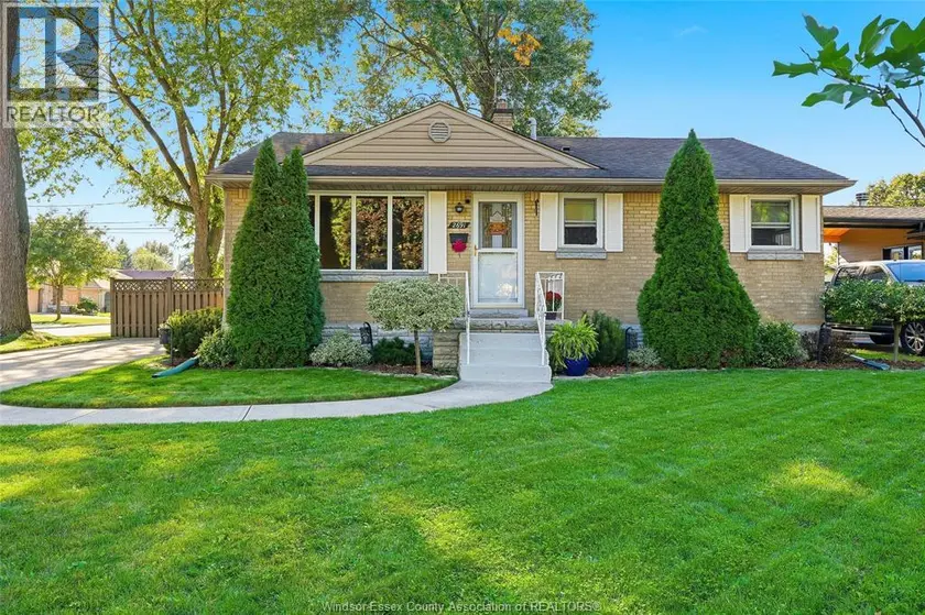 Detached at 2691 ASKIN, Windsor