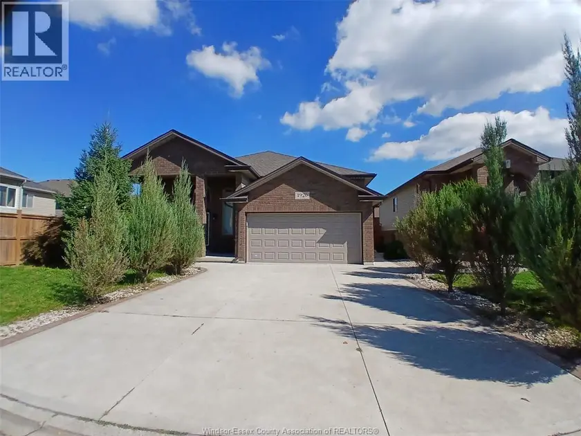 Detached at 1926 MARK AVENUE, Windsor