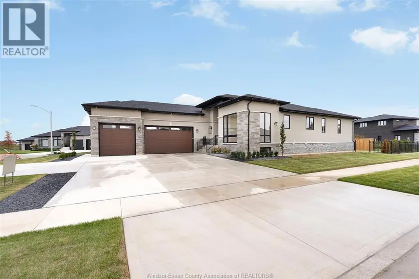 Detached at 2 PEBBLE BEACH COURT, Leamington