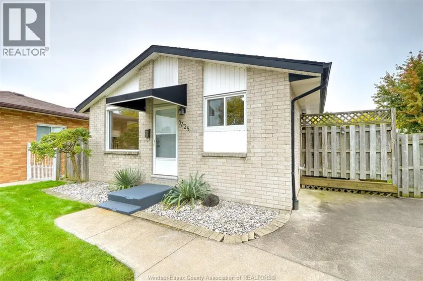 Detached at 3325 DOLPHIN COURT, Windsor