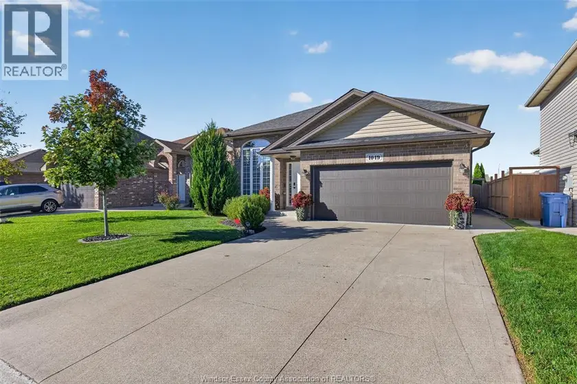 Detached at 1049 THUNDERBAY, Windsor