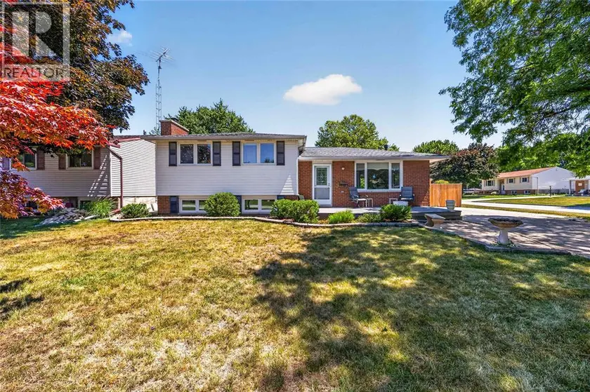 Detached at 492 PARKDALE CRESCENT, St Clair
