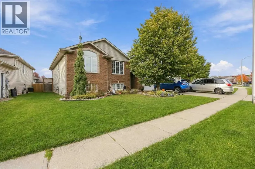 Detached at 682 Bentinck DRIVE, St Clair