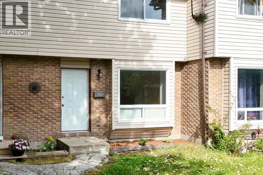 Townhouse at 253 Hampton AVENUE, Sarnia