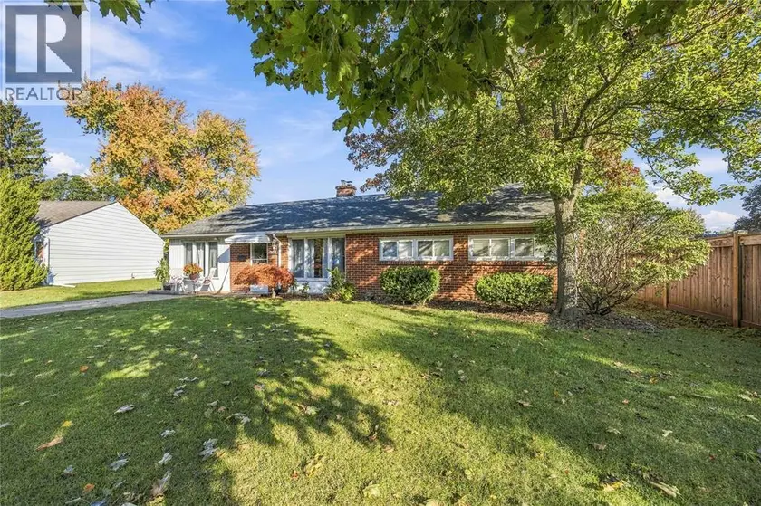 Detached at 914 Retlaw DRIVE, Sarnia