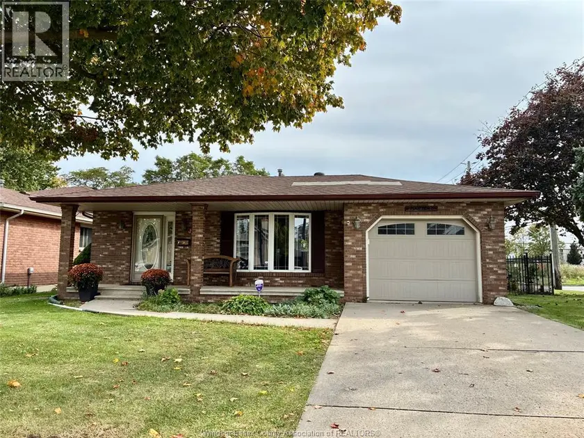 Detached at 3596 HEMLOCK, Windsor