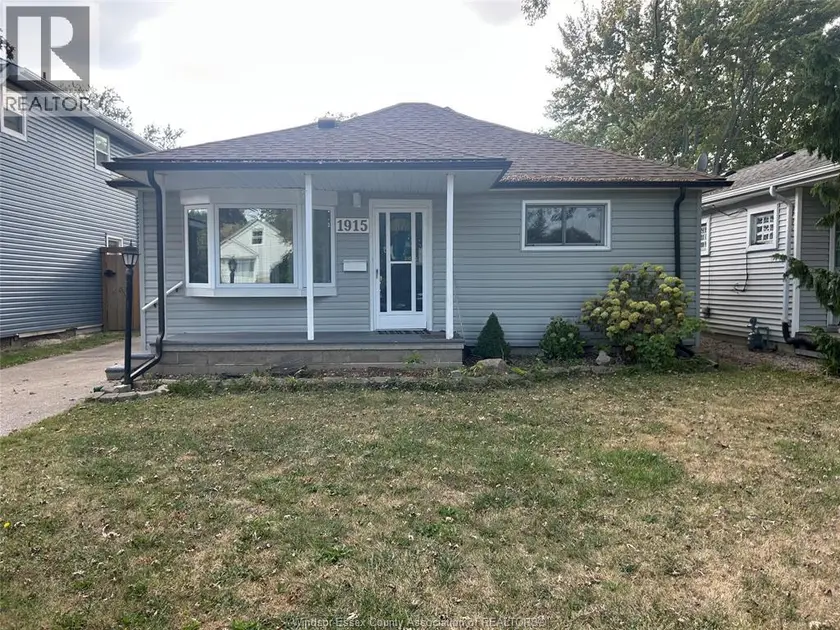 Detached at 1915 FERNDALE, Windsor