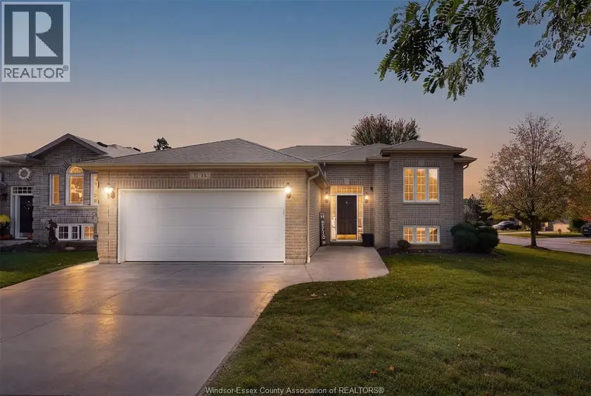 Detached at 15 Oak Park CRESCENT, Kingsville