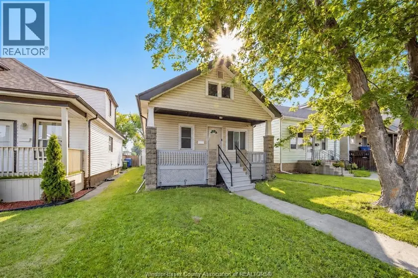 Detached at 1560 LILLIAN AVENUE, Windsor