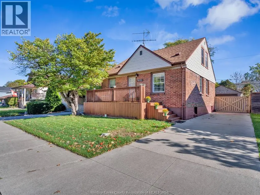 Detached at 1030 FAIRVIEW BOULEVARD, Windsor