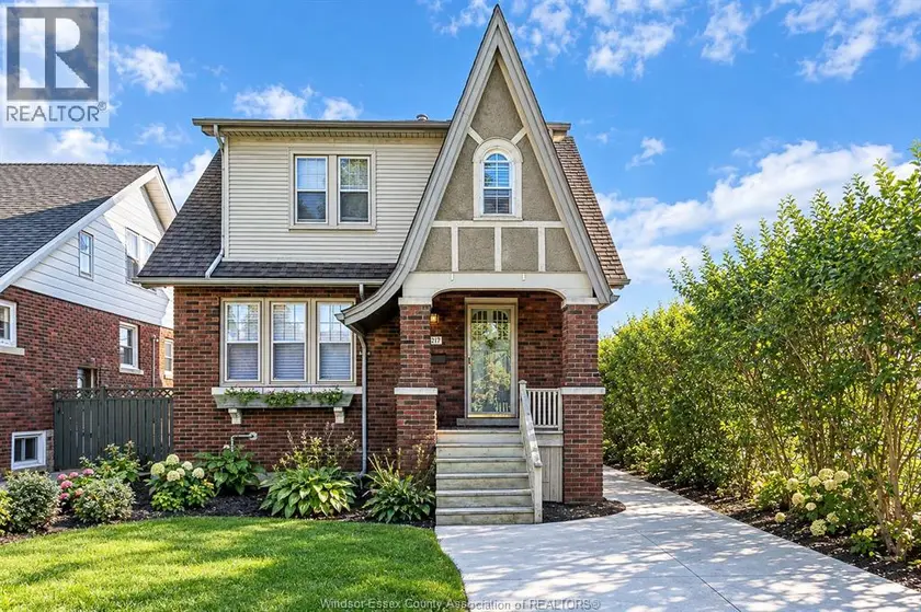 Detached at 1917 ONEIDA COURT, Windsor