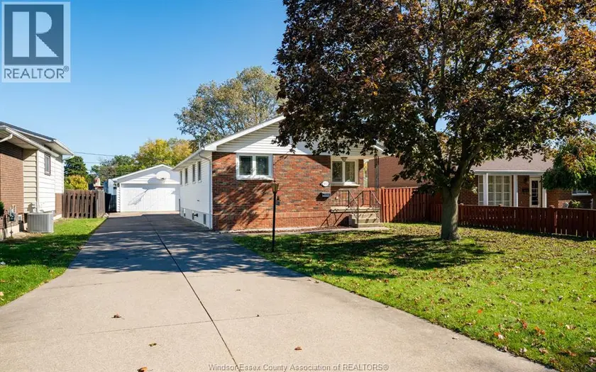 Detached at 3172 Clemenceau BOULEVARD, Windsor