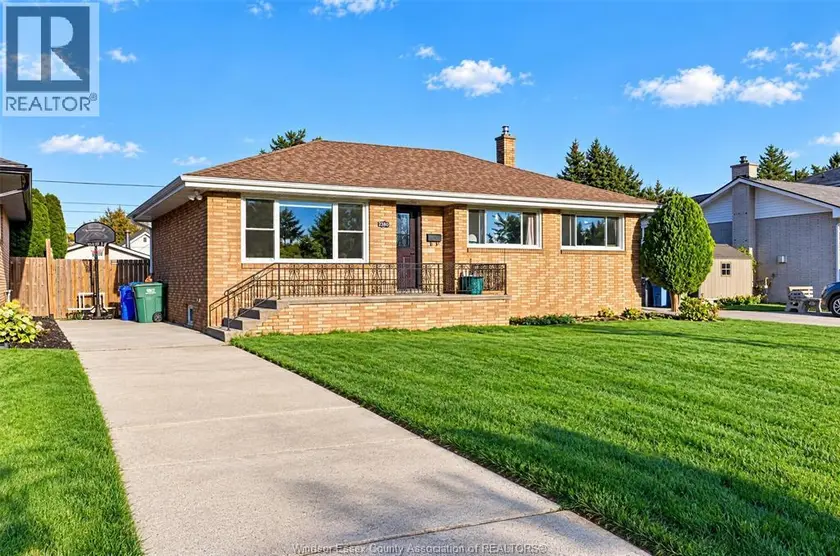 Detached at 2346 LEONARD, Windsor