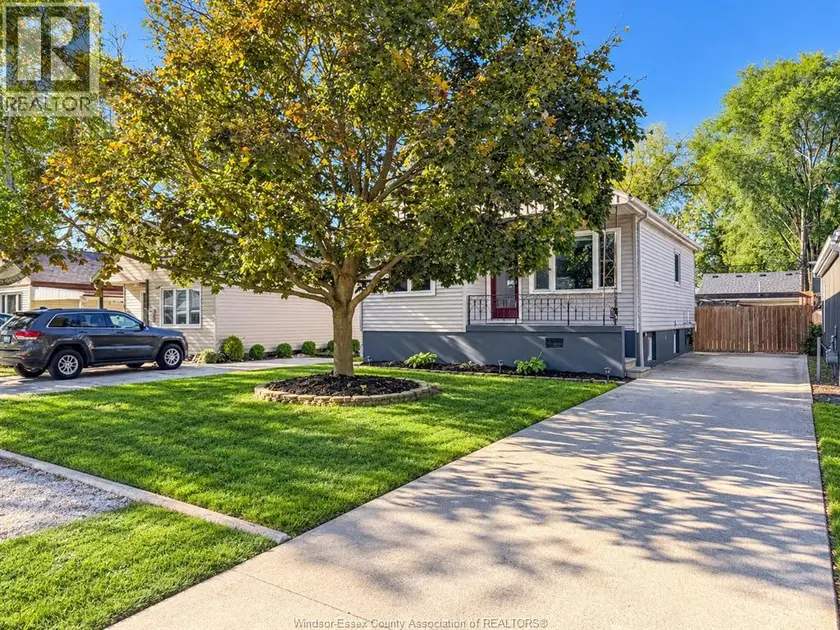 Detached at 2433 MEIGHEN, Windsor