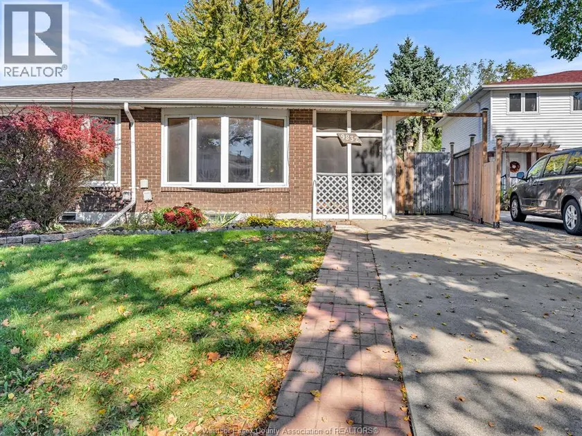 Apartment at 9832 LYNNGROVE CRESCENT, Windsor