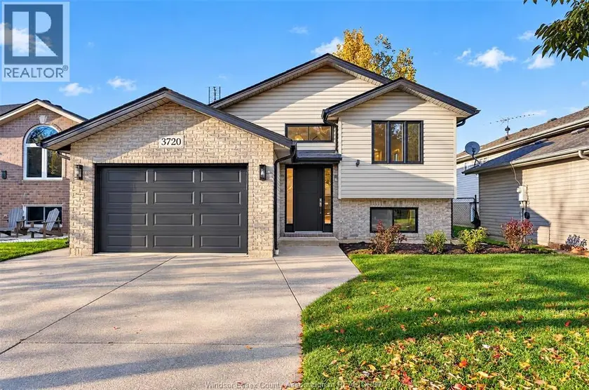 Detached at 3720 Shinglecreek, Windsor