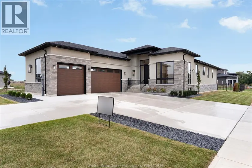 Detached at 2 PEBBLE BEACH COURT, Leamington