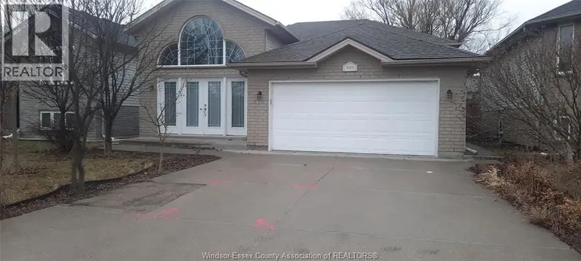 Detached at 4255 ZURICH AVENUE, Windsor