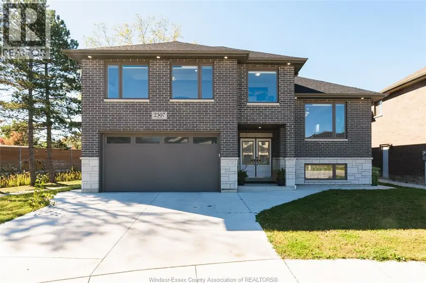 Detached at 2507 ROXBOROUGH BOULEVARD, Windsor