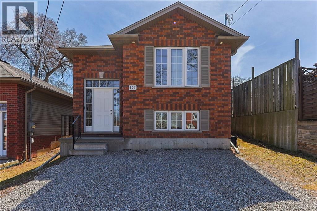 Detached at 253 WELLINGTON Street, Brantford