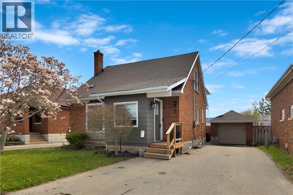 Detached at 371 OTTAWA Street S, Kitchener