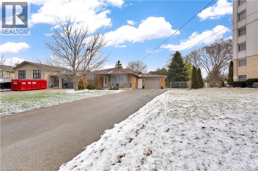 Detached at 170 PARIS Road, Brantford