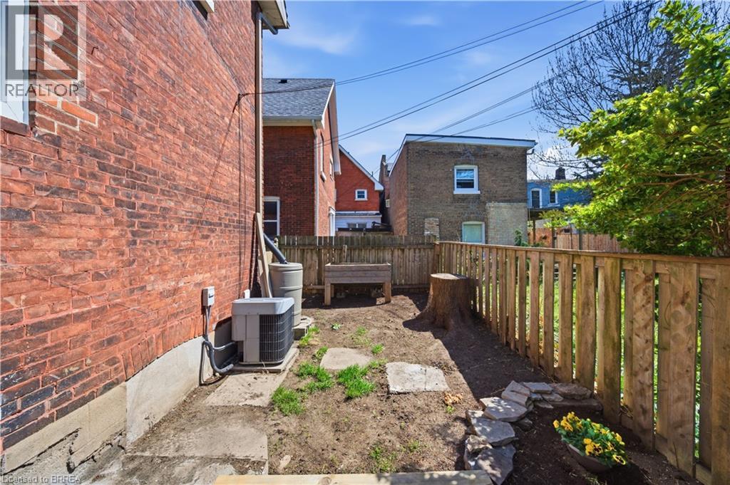 Detached at 33 RICHMOND Street, Brantford