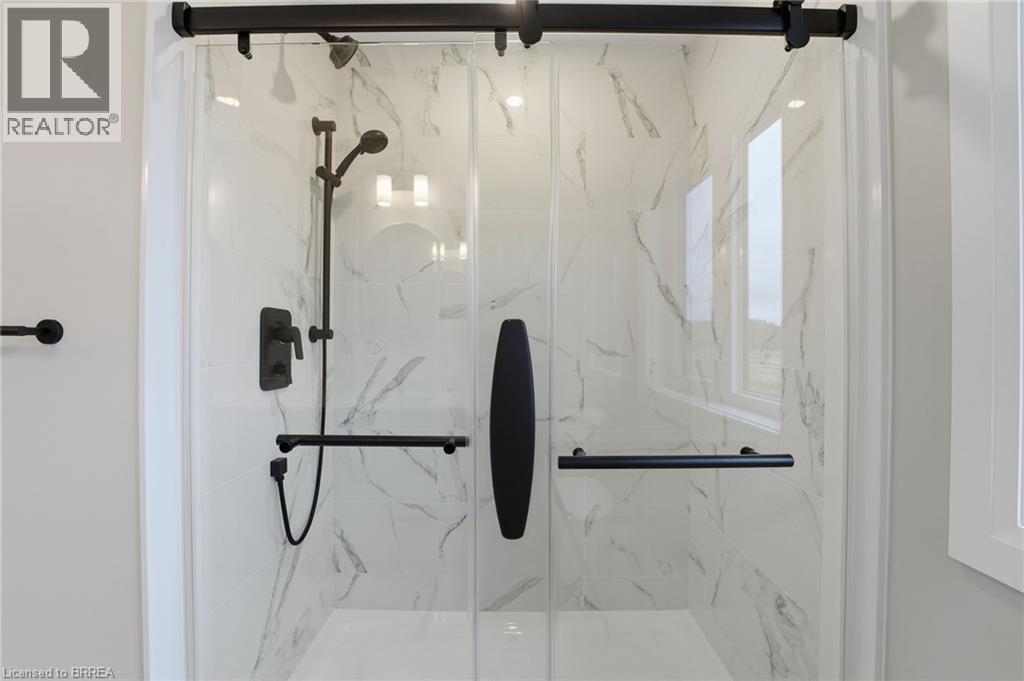 Detached at 102 OAK Avenue, Paris