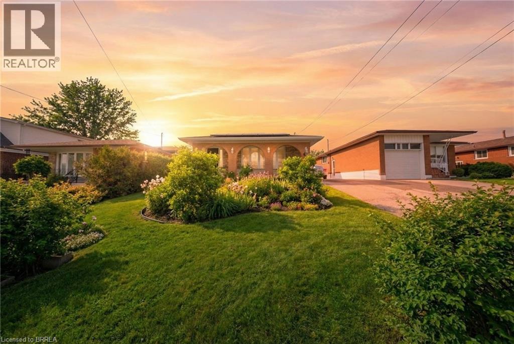 Detached at 330 EAST 18TH Street, Hamilton