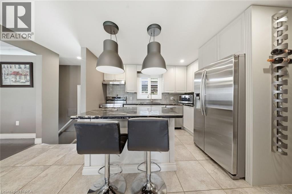 Detached at 8 QUEENSWAY Drive, Brantford