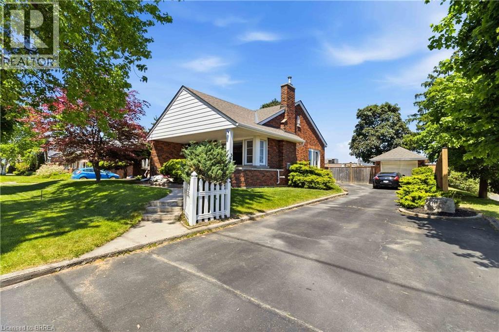 Detached at 134 QUEENSWAY Drive, Brantford