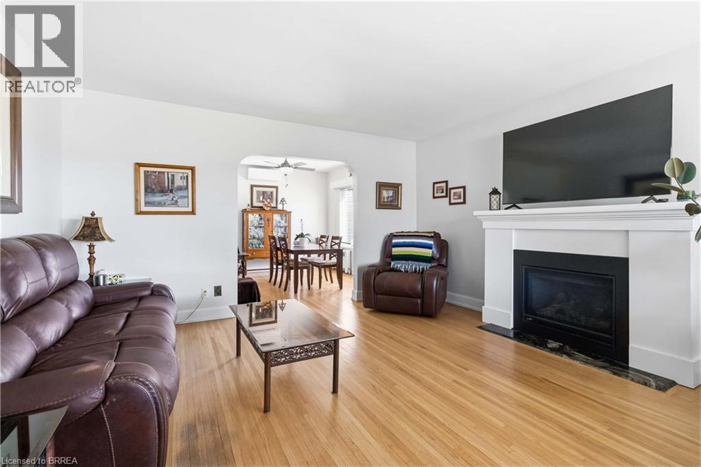 Detached at 134 QUEENSWAY Drive, Brantford