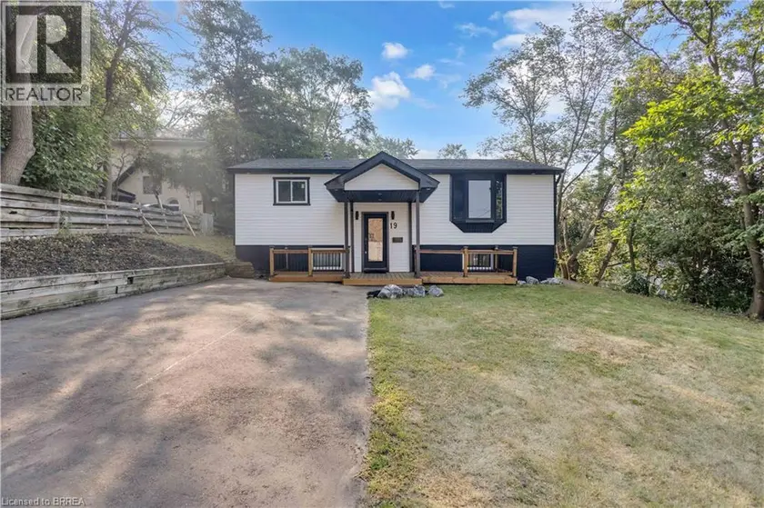 Detached at 19 BROAD Street, Brantford