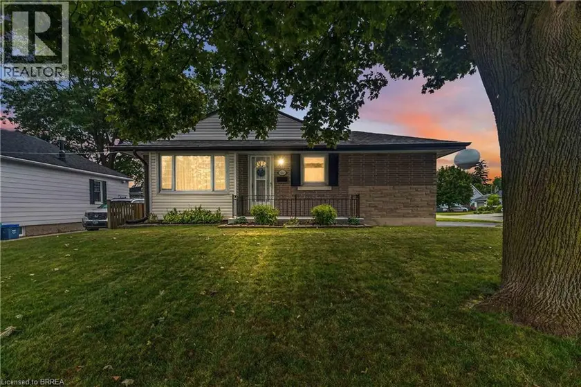 Detached at 46 FAIRVIEW Drive, Brantford