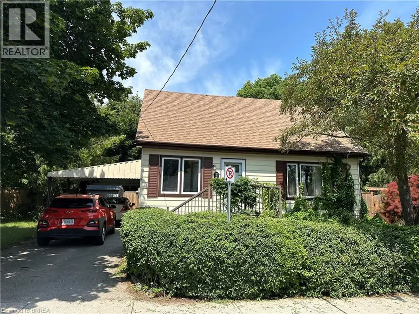 Detached at 8 STERLING Street, Brantford