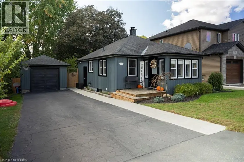 Detached at 92 SOVEREIGN Street W, Waterford